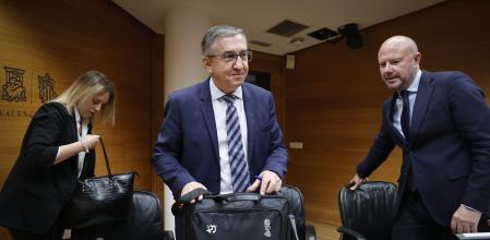 El conseller de Educación, José Antonio Rovira, antes de iniciar su comparecencia en Les Corts.