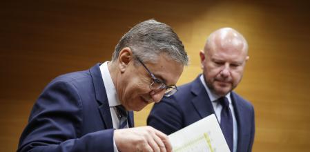 La segunda jornada de explicación de los presupuestos por parte de los consellers del Gobierno valenciano empezaba recuperando cierta calma tras los encontronazos del lunes que protagonizaron los consellers de Vox y los diputados de la oposición. El debate sobre las cuentas de Sanidad para 2024 fue aplaudido (por unos y por otros) por el tono y la explicación pausada y argumentada de datos. Incluso los diputados de PSPV y Compromís mostraron su satisfacción con un presupuesto que consideran continuista y sin apenas cambios en cuanto a los porcentajes destinados a los principales programas. En este consenso incluyeron el aumento de las plantillas para los centros que se deben abrir heredados del Botànic y para las reversiones de los departamentos de salud de Manises y Denia, que también dejó encarriladas el anterior Consell y que el nuevo no ha modificado pese a las dudas iniciales.
Un aplauso a sus cuentas que no gustó al titular de Sanidad, Marciano Gómez, que calificó la comparación de “simplista: es como comparar un utilitario con un Ferrari” (aunque dijo que él no tenía problemas en ser el conductor del coche más modesto de los dos). Gómez insistió que “en tres meses no se puede implantar ningún tipo de modelo”, pero aseguró que su departamento ha diagnosticado los males de la sanidad valenciana y va a intentar resolverlos. Eso sí, no de manera abrupta: “queremos revascularizar el sistema sanitario sin tener que amputar nada”.
Gómez destacó la apuesta del nuevo Gobierno del PP y Vox por la Atención Primaria que dispondrá de más de 700 millones de euros, y por la Salud Mental.
El debate se truncó en la parcela de Educación. Para muestra el insulto que, sin micrófono pero perfectamente audible, el conseller del ramo, José Antonio Rovira, le soltó al diputado de Compromís, Gerard Fullana, al que calificó de “sinvergüenza”; antes le había calificado como “difamador profesional”.  Respondía así el titular de Educación a las críticas de Fullana que había relacionado a Rovira y a la portavoz de Educación del grupo parlamentario popular; Beatriz Gascó, con el caso Ciegsa y los sobrecostes de más de 1.000 millones en la construcción de colegios. “Asimilarme a mi a un compañero del partido que ha sido investigado es como si yo dijera que usted, por ser del partido de Mónica Oltra es un violador de menores”, apuntó.
Descalificativos a parte, el debate de Educación dejó clara la falta de coincidencia en esta materia de gobierno y oposición. Rovira empleó parte de su intervención en denunciar la falta de gestión del Botànic -señaló que de los 1.639 millones de euros del Plan Edificant solo se han ejecutado 377 millones (“ni la cuarta parte”)-; volvió a denunciar el “plan premeditado para boicotear el inicio de curso”; y señaló que en materia de empleo, su departamento invertirá en el sector privado los pocos recursos del Fondo Social Europeo que el anterior ejecutivo le ha dejado por generar este tres veces más empleabilidad que el sector público. 
Rovira también ratificó, aunque sin dar excesivos detalles, que su Gobierno está trabajando para derogar de cara al próximo curso la Ley de Plurilingüismo. El conseller defendió que su departamento apostará por la nueva normativa que “diferenciará las distintas realidades sociolingüísticas existentes, especialmente en las zonas de predominio de cada una de las dos lenguas cooficiales”. Ya fuera de la comisión, el conseller confirmó que Gobierno de PP y Vox estudia quitar el requisito lingüístico para dar algunas especialidades de FP. El cambio legal en que trabaja Educación pretende que no se exija valenciano en aquellos módulos de FP que se pueden impartir sin necesidad de tener un título universitario.