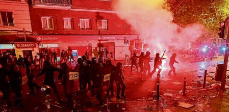 Manifestacion contra amnistia en la sede del Psoe calle Ferraz Incidentes Cargas