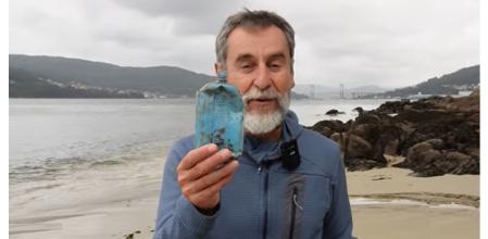 Fernando Gómez, cofundador de la asociación Vivir sin plásticos, muestra el envase de lejía encontrado, en el que se puede leer la fecha de fabricación  .