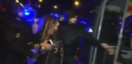 La mujer sale corriendo desde dentro del furgón