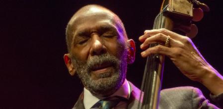 Ron Carter ostenta el récord de grabaciones con su contrabajo
