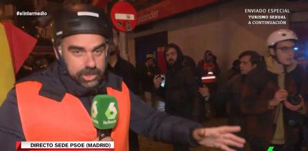 El reportero recibió insultos por parte de algunos manifestantes.