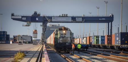 08 - 11 - 2023 / Barcelona / Presentació del nou servei ferroviari directe de mercaderies entre el Port de Barcelona i França El Port de Barcelona presenta aquest dimecres, 8 de novembre, el nou servei ferroviari directe de mercaderies que connectarà el Port de Barcelona amb les ciutats franceses de Toulouse i Lyon. El nou servei serà el primer de l'Estat que connectarà amb França sense canviar de locomotora a la frontera. El president del Port de Barcelona, Lluís Salvadó, juntament amb el CEO de Hutchison Ports BEST, Guillermo Belcastro, el director general d’APM Terminals Spain Railway, Xavier Moliné, el director general de Synergy, Pablo García, i el director general de Naviland Cargo, Eric Champeyrol, seran els encarregats de presentar el nou servei en el moment de la seva entrada en funcionament. ELS TRENS TENEN UNA LLARGADA DE MÉS DE 700 METRES / Foto: Llibert Teixidó