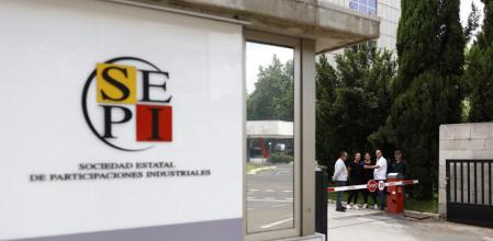 ESPAÑA ABENGOA RESCATE:GRAF6524. MADRID, 23/06/2022.- El presidente del Comité de empresa de Abengoa, Valentin San Emeterio (2d); durante el encierro que mantienen este jueves trabajadores de Abengoa en la sede de la SEPI. EFE/ Rodrigo Jimenez