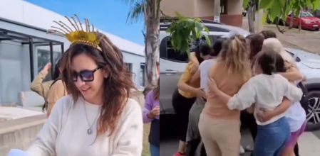 La joven ha quedado boquiabierta con el gesto de sus amigas.