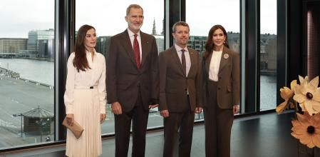 COPENHAGUE, 08/11/2023.- Los reyes Felipe y Letizia junto a los príncipes herederos Federico de Dinamarca (2d) y Mary, posan a su llegada al Centro de Arquitectura Danés (DAC) donde asistirán a una mesa redonda, este miércoles en Copenhague, en el último día de la visita oficial que los Reyes de España realizan a Dinamarca. EFE/ Juanjo Martin