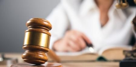 Una madre gana una demanda para echar de casa a sus hijos de más de cuarenta años