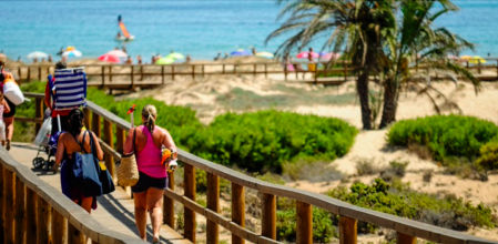 Una imagen de la playa de Arenales del Sol, en Elx.