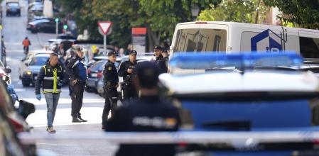 MADRID, 09/11/2023.- La Policía investiga en el lugar donde el político español Alejo Vidal-Quadras, que fue vicepresidente del Parlamento Europeo y presidente del conservador Partido Popular (PP) en Cataluña, ha recibido un disparo en la cara en la calle Núñez de Balboa de Madrid. EFE/Borja Sánchez-Trillo