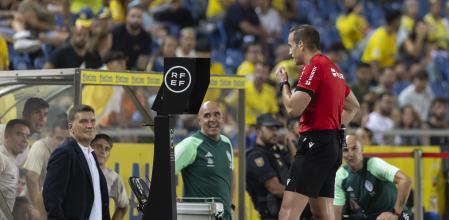 LAS PALMAS DE GRAN CANARIA, 02/10/2023.- El árbitro Javier Alberola Rojas observa en el VAR el gol anulado al Celta, durante el partido de LaLiga que UD Las Palmas y Celta de Vigo han disputado este lunes en el estadio de Gran Canaria. EFE/Quique Curbelo