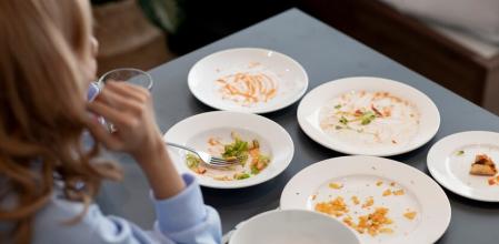 Una cámara de seguridad pilla a un cliente poniendo pelo en su plato para que le devuelvan el dinero