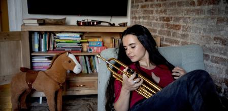 FOTO ALEX GARCIA LA BIBLIOTECA DE LA CANTANTE Y TROMPETISTA DE JAZZ ANDREA MOTIS EN SU PISO DE SANT ANDREU 2023/11/03