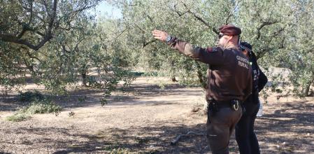 El guarda rural de Constantí con una agente de la policía local.