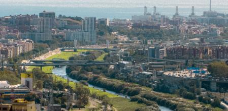 Perspectiva del Besòs con sus puentes desde Montcada i Reixac.