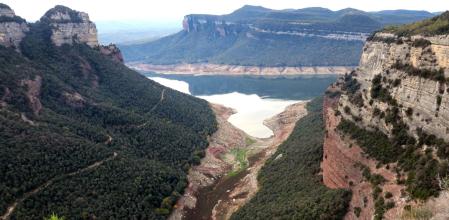 Vista del pantano de Sau desde los riscos de Sant Iscle de Tavertet.