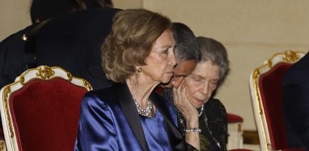 La reina doña Sofía, junto a la princesa Irene de Grecia,  preside el acto de entrega de los Premios BMW de Pintura celebrado este lunes en el Teatro Real de Madrid.
