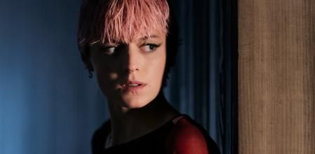 Emma Corrin se dio a conocer con la tercera temporada de 'The Crown', donde su Diana de Gales le permitió estar nominada al Emmy.