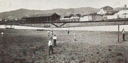 Un partido de fútbol en el Velòdrom de la Bonanova, en 1899. El campo estaba al lado del actual Turó Park, en la zona alta de Barcelona
