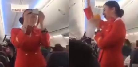 Una azafata se contagia de la risa entre andaluces