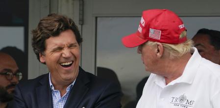 Tucker Carlson, a la izqueirda, junto a Donald Trump en una imagen de 2022.