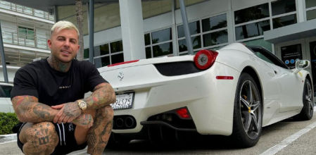 Llado posa con un Ferrari