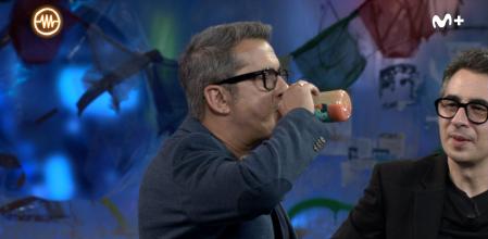 Andreu Buenafuente mastica un cristal falso y bebe de un biberón durante su entrevista con David Broncano