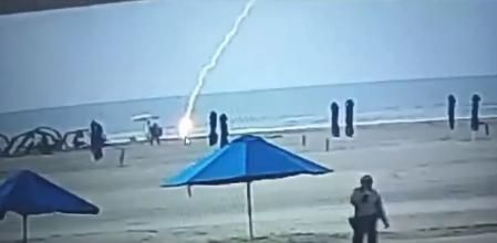 Una cámara capta cómo un rayo alcanza y mata a una turista en una playa de Colombia
