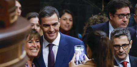 MADRID, 16/11/2023.- El presidente del Gobierno en funciones Pedro Sánchez (c) posa para una fotografía durante la segunda jornada de su investidura que se celebra en el Congreso de los Diputados, este jueves. El Congreso vota un tercer mandato de Sánchez quien, previsiblemente, logrará ser reelegido presidente del Gobierno tras superar la investidura con el apoyo de 179 diputados tras pactar diferentes acuerdos con sus socios parlamentarios y una ley de amnistía para los encausados del 'procès'. EFE/ Juan Carlos Hidalgo