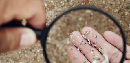 Los microplásticos son los fragmentos de plásticos de entre 0,1 y 100 micras (μm) mientras que los nanoplásticos tienen de 1 a 100 nanómetros (nm)  .