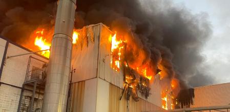 BARCELONA, 18/11/2023.- Los Bomberos de Barcelona trabajan en la extinción de un incendio que se ha desatado esta mañana en una planta de reciclaje del barrio barcelonés de Zona Franca y que ha generado una gran columna de humo negro visible desde casi toda la ciudad.