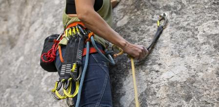 Imagen de recurso de una persona practicando barranquismo.