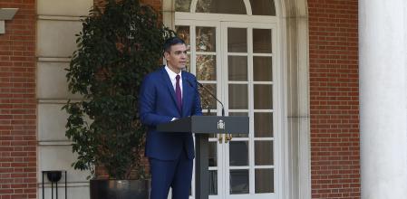 El presidente del Gobierno, Pedro Sánchez, durante su comparecencia sin preguntas en el Palacio de la Moncloa para comunicar oficialmente la composición del nuevo Gabinete, con 22 carteras, cinco de las cuales corresponden a Sumar