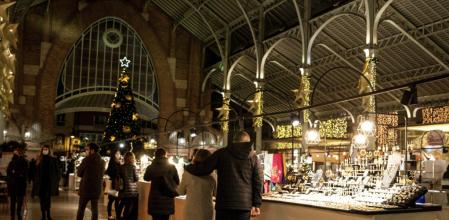 Mercadillo de Navidad en el mercado de Colón de València