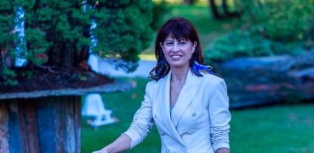 El presidente del Gobierno, Pedro Sánchez posa para la foto de familia junto a los ministros del nuevo gabinete Nadia Calviño, vicepresidenta primera y Ministra de Economía, Comercio y Empresa; Yolanda Díaz, vicepresidenta segunda y Ministra de Trabajo y Economía Social; Teresa Ribera, vicepresidenta tercera y Ministra para la Transición Ecológica y el Reto Demográfico; María Jesús Montero, vicepresidenta cuarta y Ministra de Hacienda y de Función Pública; José Manuel Albares , ministro de Asuntos Exteriores, Unión Europea y Cooperación; Félix Bolaños, ministro de la Presidencia, Justicia y Relaciones con las Cortes; Margarita Robles, ministra de Defensa; Fernando Grande-Marlaska , ministro del Interior; Óscar Puente , ministro de Transporte y Movilidad Sostenible; Pilar Alegría, portavoz y ministra de Educación, Formación Profesional y Deportes; Jordi Hereu, ministro de Industria y Turismo; Luis Planas, ministro de Agricultura, Pesca y Alimentación; Ángel Víctor Torres, ministro de Política Territorial y Memoria Democrática; Isabel Rodríguez, ministra de Vivienda y Agenda Urbana; Ernest Urtasun , ministro de Cultura; Mónica García, ministra de Sanidad; Pablo Bustinduy, ministro de Derechos Sociales, Consumo y Agenda 2030; Diana Morant (3i, ministra de Ciencia, Innovación y Universidades; Ana Redondo (2d, tercera fila), ministra de Igualdad; Elma Saiz, ministra de Inclusión, Seguridad Social y Migraciones; José Luis Escrivá, ministro de Transformación Digital, y Sira Rego, ministra de Juventud e Infancia, antes del primer Consejo de Ministros de la XV legislatura celebrado este miércoles en el Palacio de La Moncloa.