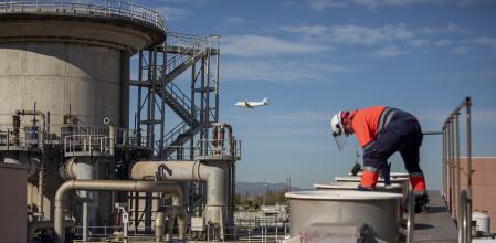 VISITA A LA PLANTA REGENERADORA DE AIGÚES DE BARCELONA INSTALADA EN LAS INSTALACIONES DE LA DEPURADORA DEL BAIX LLOBREGAT. UN TRABAJADOR DESCARGA UNA CUBA CON PRODUCTOS QUÍMICOS EN LA PLANTA