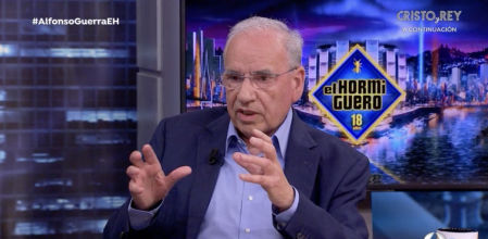 La polémica crítica de Alfonso Guerra a la “censura” actual en el humor: “Antes hablaban de homosexuales, de enanos… ahora no”