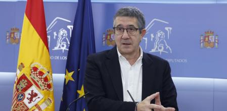 El portavoz socialista, Patxi López, durante la rueda de prensa ofrecida en el marco de la reunión de la Mesa del Congreso