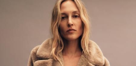 Abrigo de efecto piel con el cuello solapa y bolsillos delanteros de vivo. Cuesta 29,97 euros.