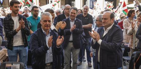 GRAFCAV6965. BILBAO, 09/04/2023.- El PNV ha celebrado el Aberri Eguna (Día de la Patria Vasca) este domingo con un acto en la Plaza Nueva de Bilbao en el que han participado el presidente del partido, Andoni Ortuzar (d), y el lehendakari, Iñigo Urkullu (i), entre otros. EFE/Miguel Toña