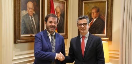 MADRID, 24/11/2023.- El ministro de Presidencia, Justicia y Relaciones con las Cortes, Félix Bolaños, estrecha la mano al presidente del Consejo General del Poder Judicial (CGPJ), Vicente Guilarte, durante el encuentro celebrado este viernes en el inicio de una primera ronda de contactos con el sector de la Justicia. EFE/Raúl Salgado/Pool Moncloa SOLO USO EDITORIAL/SOLO DISPONIBLE PARA ILUSTRAR LA NOTICIA QUE ACOMPAÑA (CRÉDITO OBLIGATORIO)