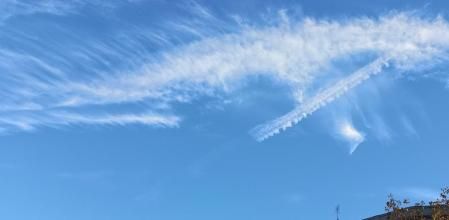 Una nube con alas sobre la calle Urgell.