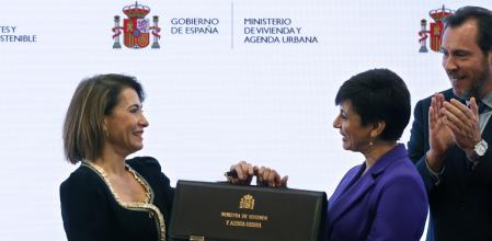 MADRID, 21/11/2023.- La nueva ministra de Vivienda, Isabel Rodríguez, recibe la cartera de manos de la ministra saliente, Raquel Sánchez (i), este martes en Madrid. EFE/Javier Lizón