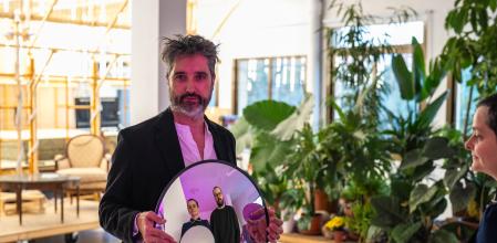 BARCELONA 14/11/2023 los arquitectos del prototipo del satélite que se instalara en el museo del diseño de barcelona. el director del DUHB José Luis de Vicente. FOTO de ZOWY VOETEN