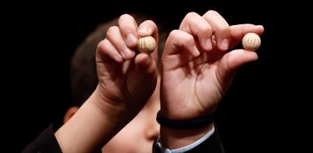 GRAF1126. MADRID, 22/12/2018.- Nerea Pareja Martínez y Alonso Dávalos Durán, primera pareja de niños en el sorteo Extraordinario de la lotería Navidad, muestran el segundo premio del sorteo que se celebra hoy en el Teatro Real y que ha correspondido al número 21.015, dotado con 1.250.000 euros a la serie, EFE/Mariscal