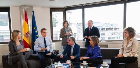 Alberto Núñez Feijóo se reunió este martes, en Génova, con su nuevo equipo: Cuca Gamarra, Elías Bendodo, Carmen Fúnez y los portavoz en el Parlamento Europeo, Dolors Montserrat, en el Congreso, Miguel tellado y en el Senado, Alicia García