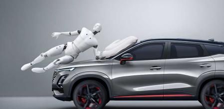 El Omoda 5 está equipado con un airbag de peatones que se activa cuando el coche impacta contra un viandante&nbsp;