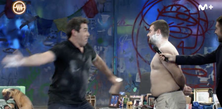 Pablo Chiapella y Ernesto Sevilla, a bofetadas con dos espectadores de ‘La Resistencia’