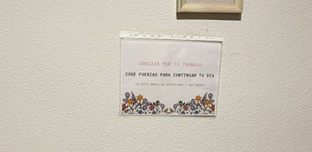 El cartel que ha dejado la madre a los repartidores