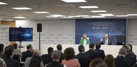 La directora territorial de CaixaBank en la Comunitat Valenciana y Región de Murcia, Olga García, y el presidente de Cámara Valencia, José Vicente Morata